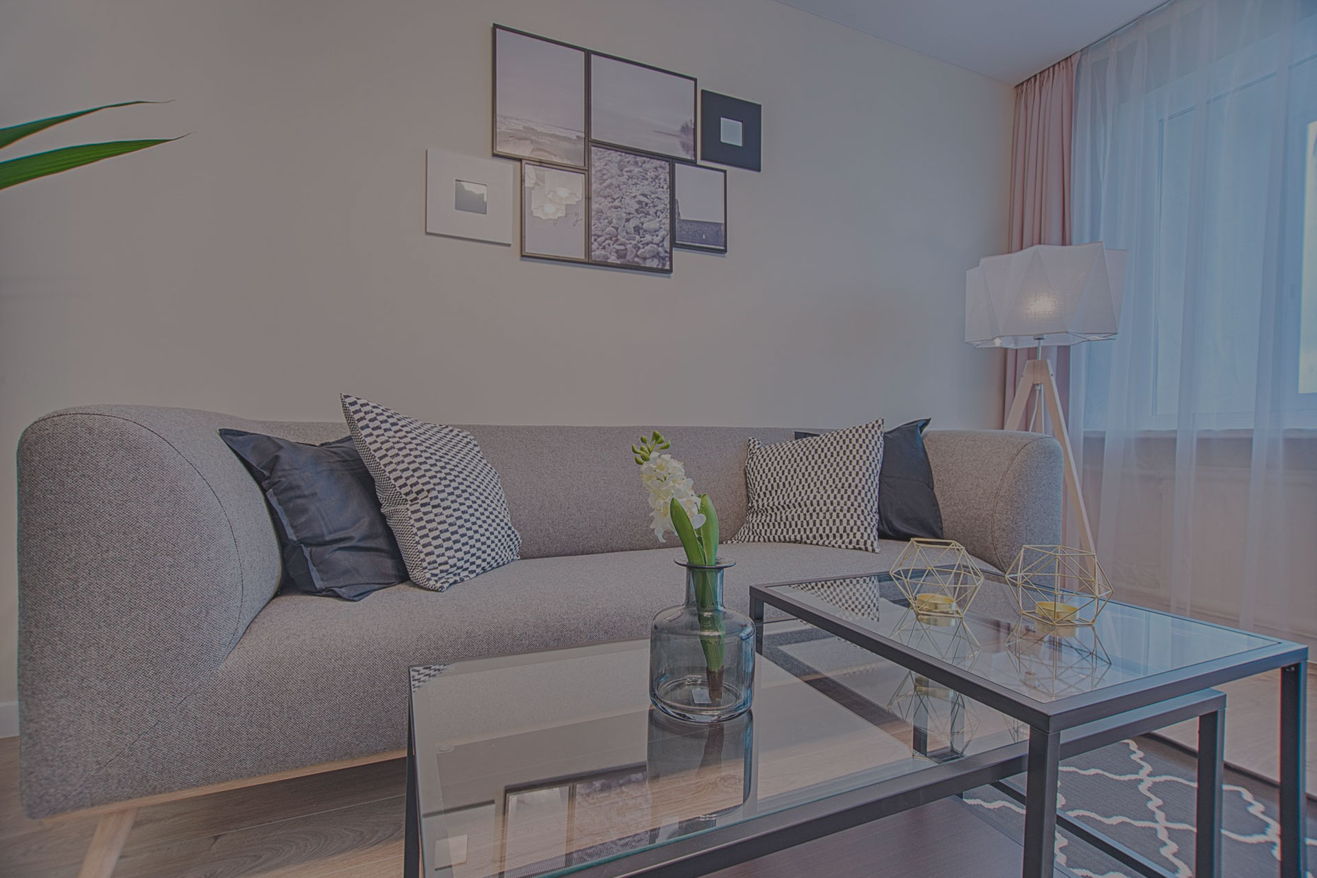 Sala mobiliada com sofá estofado