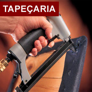 Profissional utilizando grampos em trabalho de tapeçaria